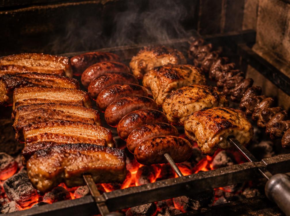 Carnes suínas, frango e linguiças na churrasqueira